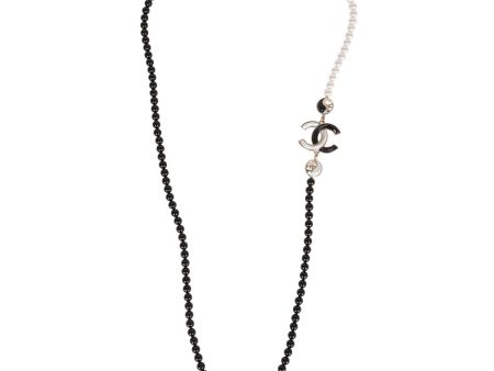 Chanel Black and White CC Logo Faux Pearl Glass Beads Long Necklace For Sale